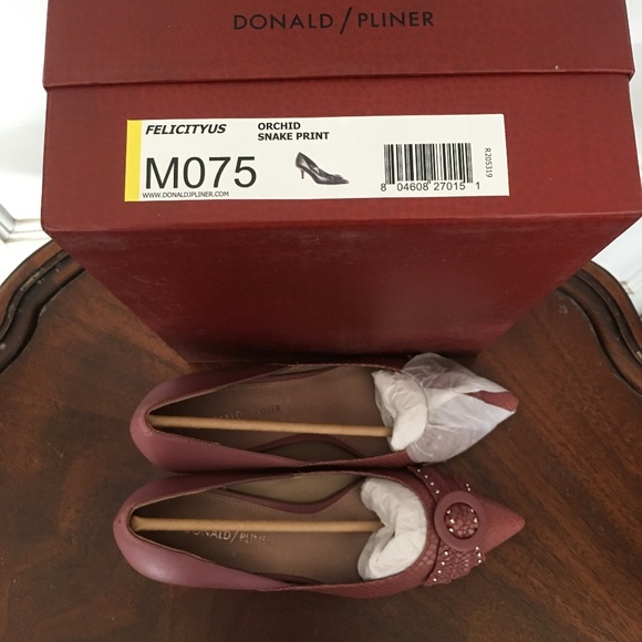 Donald/Pliner FELICITYUS Orchid Snake Print pumps - Picture 7 of 8